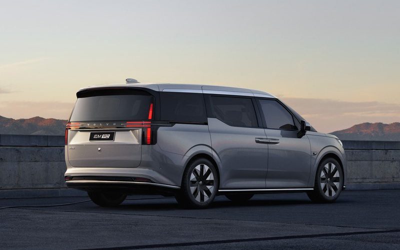 Volvo EM90 รถ MPV ไฟฟ้าหรูที่ราคาแพงกว่าคู่แฝดเกือบครึ่ง